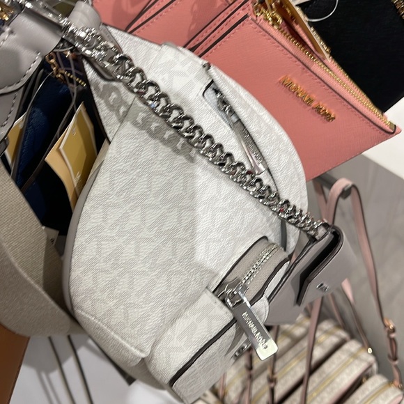 MICHAEL KORS
Maisie Large Logo 2-in-1 Sling Pack
Optic White/Silver
NWT - Picture 4 of 16